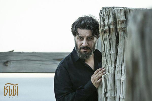 جواد عزتی در نمایی از فیلم «آتابای» ساخته نیکی کریمی