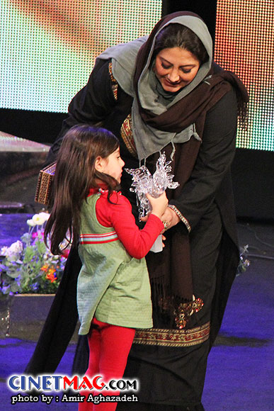 زهرا داوودنژاد به همراه دخترش - مراسم اختتامیه سی و یکمین جشنواره فیلم فجر - سالن همایش های برج میلاد - 22 بهمن 