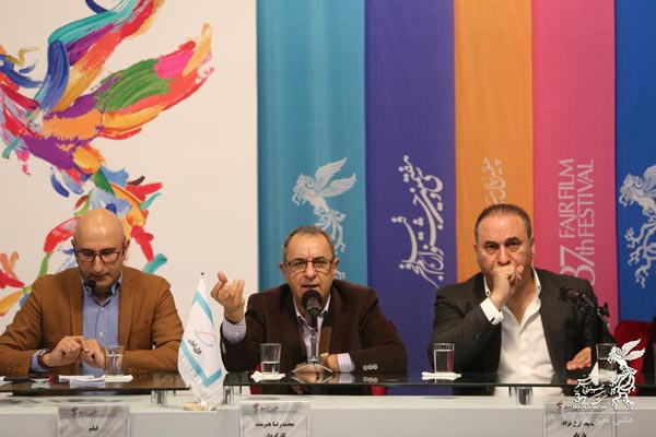 حمید فرخ نژاد، محمدرضا هنرمند و منصور ضابطیان (مجری) در نشست پرسش و پاسخ فیلم «سمفونی نهم»