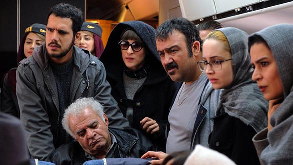 مهران غفوریان، ویشکا آسایش، سیروس گرجستانی و بهزاد قدیانلو در نمایی از فیلم سینمایی «ما همه با هم هستیم»