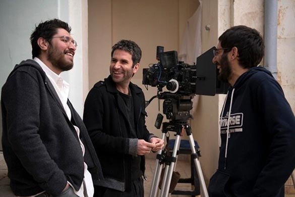 سهیل بیرقی و هوتن شکیبا در پشت صحنه فیلم سینمایی «عامه پسند»