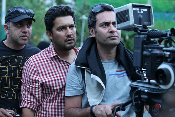 از چپ به راست: شهرام شاه حسینی (کارگردان) ، حامد بهداد (بازیگر) ، مرتضی غفوری (فیلمبردار) در نمایی از پشت صحنه فیلم 