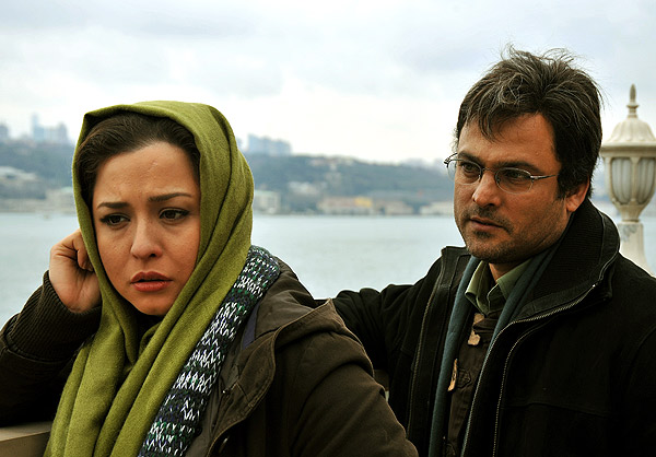 حسین یاری و مهراوه شریفی نیا در نمایی از فیلم 